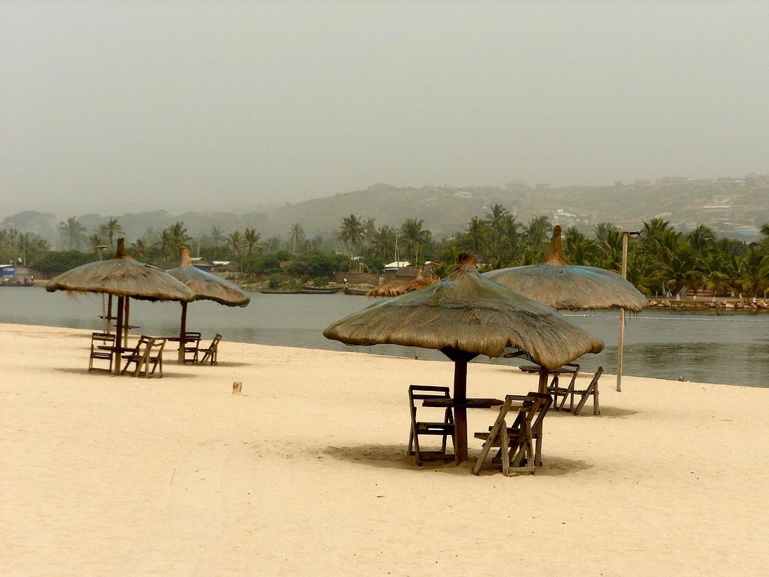 bojo-beach straw huts